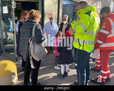 Mailand, Italien. Februar 2024. Silvia Egiziano/LaPresse Milano, 05 Februar 2023 Cronaca Arrivo di 4 bambini di Gaza all'ospedale Buzzi per essere curati dopo essere sbarcati dalla Nave Vulcano Mailand, Italien Februar 05, 2023 Nachrichten Ankunft von 4 Gaza-Kindern im Buzzi-Krankenhaus zur Behandlung nach dem Ausstieg vom Schiff Vulcan Credit: LaPresse/Alamy Live News Stockfoto