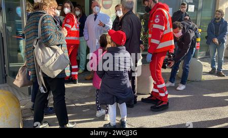 Mailand, Italien. Februar 2024. Silvia Egiziano/LaPresse Milano, 05 Februar 2023 Cronaca Arrivo di 4 bambini di Gaza all'ospedale Buzzi per essere curati dopo essere sbarcati dalla Nave Vulcano Mailand, Italien Februar 05, 2023 Nachrichten Ankunft von 4 Gaza-Kindern im Buzzi-Krankenhaus zur Behandlung nach dem Ausstieg vom Schiff Vulcan Credit: LaPresse/Alamy Live News Stockfoto