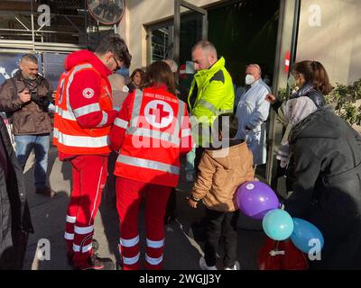 Mailand, Italien. Februar 2024. Silvia Egiziano/LaPresse Milano, 05 Februar 2023 Cronaca Arrivo di 4 bambini di Gaza all'ospedale Buzzi per essere curati dopo essere sbarcati dalla Nave Vulcano Mailand, Italien Februar 05, 2023 Nachrichten Ankunft von 4 Gaza-Kindern im Buzzi-Krankenhaus zur Behandlung nach dem Ausstieg vom Schiff Vulcan Credit: LaPresse/Alamy Live News Stockfoto