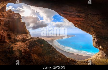 Entdecken Sie die Schönheit von Cueva de Los Suecos in Haría, Lanzarote, wo majestätische Klippen den ruhigen Atlantik umgeben, eine perfekte Mischung aus Geologie und Kunsthandwerk Stockfoto