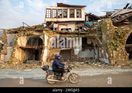 Hatay, Türkei. Hatay, Türkei. Februar 2024. Der gegenwärtige Zustand des historischen Stadtzentrums zeigt anschaulich sowohl das Ausmaß als auch die Überreste der Zerstörung. Am ersten Jahrestag der schweren Erdbeben in der Türkei lebt das tägliche Leben in Antakya, der zentralen Stadt Hatay, die die Hauptlast des Aufpralls trug. (Kreditbild: © Tolga Ildun/ZUMA Press Wire) NUR REDAKTIONELLE VERWENDUNG! Nicht für kommerzielle ZWECKE! Quelle: ZUMA Press, Inc./Alamy Live News Stockfoto