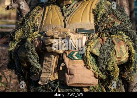 Ein Soldat, der ein Militäroutfit trägt Stockfoto