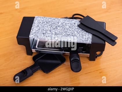 Tischgrill für schweizer Raclette-Gerichte Stockfoto