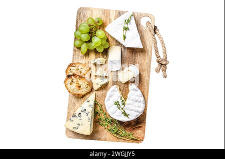 Käseplatte mit Camembert, Brie und Blauschimmelkäse mit Trauben und Walnüssen. Isoliert auf weißem Hintergrund. Draufsicht Stockfoto