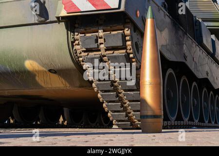 Eine moderne Panzerhaubitze 2000 (PzH 2000) Tarnpanzer-Haubitze mit einer Schiene von unten und einer 155-mm-Kanonenmunition Stockfoto