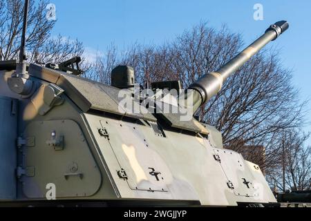 Die moderne Panzerhaubitze 2000 (PzH 2000) tarnt gepanzerte selbstfahrende Haubitze mit einer 155-mm-Kanone Stockfoto