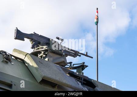 Das Maschinengewehr der modernen ungarischen Panzerhaubitze 2000 (PzH 2000) tarnt gepanzerte selbstfahrende Haubitze Stockfoto