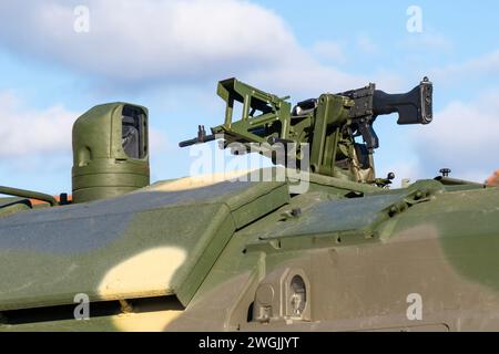 Das Maschinengewehr der modernen ungarischen Panzerhaubitze 2000 (PzH 2000) tarnt gepanzerte selbstfahrende Haubitze Stockfoto