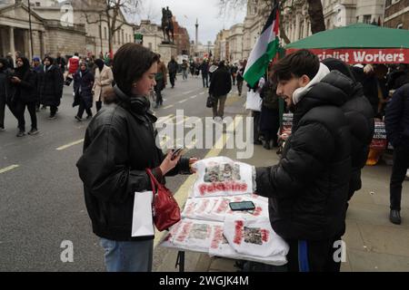 Eine Frau kauft ein Pro-palästina-T-Shirt, nachdem Hunderttausende Pro-palästinenser auf dem Nationalmarsch für Palästina marschierten und einen Waffenstillstand forderten. Stockfoto