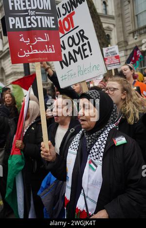 Hunderttausende marschierten in London auf dem Nationalmarsch für Palästina und forderten einen dauerhaften Waffenstillstand in Gaza und ein Ende der Belagerung von Gaza. Stockfoto