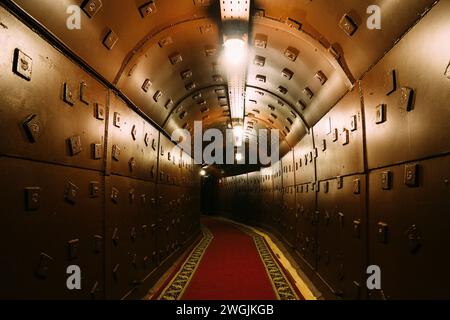 Tunnel bei Bunker 42 unter Moskau, unterirdische Anti-Nuklear-Verteidigungsanlage. Stockfoto