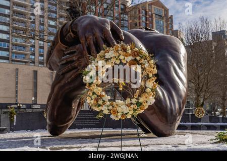 Boston, MA, USA-15. Januar 2024: Die Embrace-Skulptur im Boston Common zu Ehren von Martin Luther King und seiner Frau Coretta Scott King. Stockfoto
