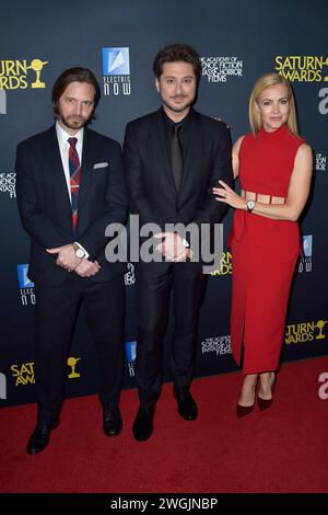 Aaron Stanford, Terry Matalas und Amanda Schull bei der Verleihung der 51. Saturn Awards 2024 im Los Angeles Marriott Burbank Airport Hotel. Burbank, 04.02.2024 Stockfoto