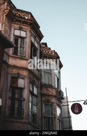 Ein verlassenes Hotelgebäude mit einem verblassten Zimmernschild in Istanbul, Türkei Stockfoto