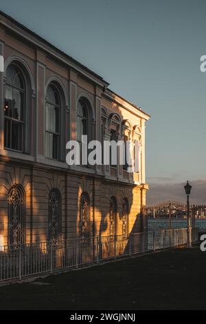 Ein atemberaubendes Gebäude in der Nähe eines ruhigen Sees spiegelt sich wunderbar in den lebhaften Farben des Sonnenuntergangs in Istanbul, Türkei Stockfoto