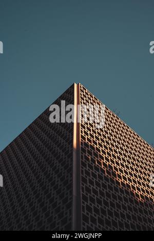 Die Morgensonne scheint auf einem Hochhaus vor einem klaren blauen Himmel in Istanbul, Türkei Stockfoto