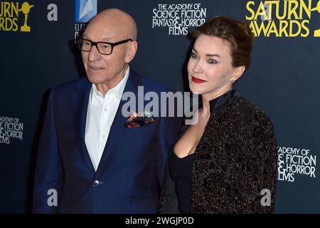 Patrick Stewart mit Ehefrau Sunny Ozell bei der Verleihung der 51. Saturn Awards 2024 im Los Angeles Marriott Burbank Airport Hotel. Burbank, 04.02.2024 Stockfoto