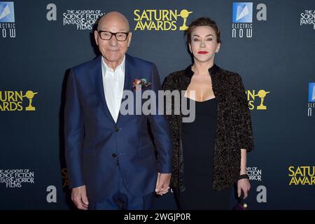 Patrick Stewart mit Ehefrau Sunny Ozell bei der Verleihung der 51. Saturn Awards 2024 im Los Angeles Marriott Burbank Airport Hotel. Burbank, 04.02.2024 Stockfoto