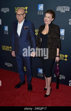 Patrick Stewart mit Ehefrau Sunny Ozell bei der Verleihung der 51. Saturn Awards 2024 im Los Angeles Marriott Burbank Airport Hotel. Burbank, 04.02.2024 Stockfoto