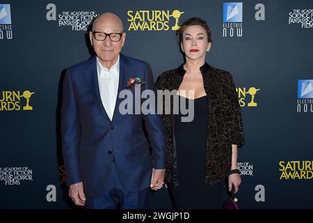 Patrick Stewart mit Ehefrau Sunny Ozell bei der Verleihung der 51. Saturn Awards 2024 im Los Angeles Marriott Burbank Airport Hotel. Burbank, 04.02.2024 Stockfoto