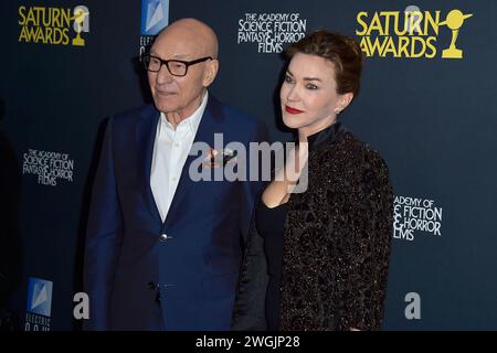 Patrick Stewart mit Ehefrau Sunny Ozell bei der Verleihung der 51. Saturn Awards 2024 im Los Angeles Marriott Burbank Airport Hotel. Burbank, 04.02.2024 Stockfoto