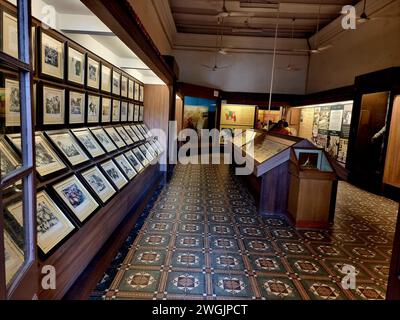 Das Innere der Befreiungskriegsgalerie im Staatlichen Museum von Tripura ist schwach beleuchtet von den Exponaten des Befreiungskrieges von Bangladesch im Jahr 1971. Tripura und die Stadt Agartala, ihre Bewohner und die lokale Partei an der Macht, CPM, spielten eine wichtige Rolle im Befreiungskampf Bangladeschs von der abscheulichen Besetzung der pakistanischen Streitkräfte. Zusammen mit dieser Galerie beherbergt das Museum eine seltene und exklusive Sammlung archäologischer Gegenstände: Skulpturen, Terrakotta, Bronzebilder, Münzen des Königreichs Tripuri, Gemälde und andere historische Gegenstände, die von der anderen h ausgegraben wurden Stockfoto