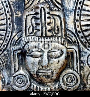 Das silberne Bild eines lokalen Stammeshäuptlings in Terrakotta ziert die Ausstellung im State Museum in Agartala. Zusammen mit dieser Galerie beherbergt das Museum eine seltene und exklusive Sammlung archäologischer Gegenstände: Skulpturen, Terrakotta, Bronzebilder, Münzen des Königreichs Tripuri, Gemälde und andere historische Gegenstände, die von den anderen historischen Orten Tripuras ausgegraben wurden. Tripura. Indien. Stockfoto