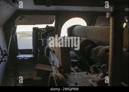 Innenansicht des deutschen Verteidigungsbunkers von Longues Sur Mer, vom Inneren des Bunkers hinter der Artilleriegewehr. Stockfoto