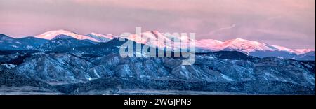 Frühmorgendliches Licht auf schneebedeckten Berggipfeln in Denver Colorado. Stockfoto