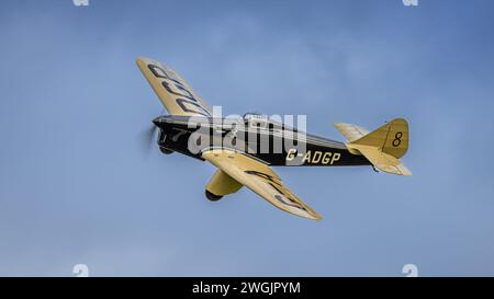 Old Warden, Großbritannien - 2. Oktober 2022: Oldtimer-Flugzeuge mit 1930 Meilen Hawk Speed Six fliegen nahe am Boden Stockfoto