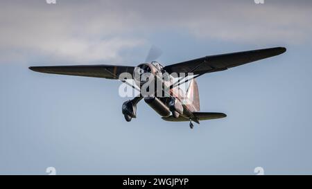 Old Warden, UK - 2. Oktober 2022: Oldtimer-Flugzeug Westland Lysander im Flug über dem Flugplatz Stockfoto