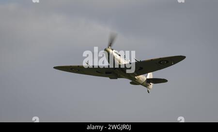 Old Warden, UK - 2. Oktober 2022: Ein britisches Spitfire-Kampfflugzeug aus dem Zweiten Weltkrieg in Nahaufnahme im Flug Stockfoto