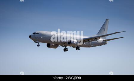 Fairford, Großbritannien - 14. Juli 2022: Ein RAF-Flugzeug Boeing Poseidon MRA1 fliegt in Bodennähe an. Nahaufnahme Stockfoto