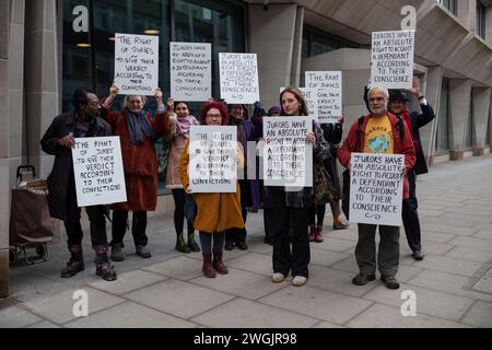 London, Großbritannien. Februar 2024. Verteidigen Sie unsere Geschworenen Protest, London, England, Großbritannien am Montag, den 5. Februar, werden sich 12 Menschen vor dem Justizministerium versammeln, um einen ungewöhnlichen Brief zu überbringen. Der von 300 Personen unterzeichnete Brief fordert, dass der neue Generalstaatsanwalt Robert Courts Abgeordnete, der über eine Erfolgsbilanz bei der Abstimmung gegen Klimaschutzmaßnahmen verfügt, die Unterzeichner strafrechtlich verfolgt, falls er Trudi Warner weiterhin strafrechtlich verfolgt. Quelle: Jeff Gilbert/Alamy Live News Stockfoto