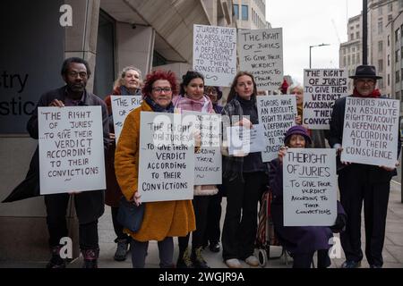 London, Großbritannien. Februar 2024. Verteidigen Sie unsere Geschworenen Protest, London, England, Großbritannien am Montag, den 5. Februar, werden sich 12 Menschen vor dem Justizministerium versammeln, um einen ungewöhnlichen Brief zu überbringen. Der von 300 Personen unterzeichnete Brief fordert, dass der neue Generalstaatsanwalt Robert Courts Abgeordnete, der über eine Erfolgsbilanz bei der Abstimmung gegen Klimaschutzmaßnahmen verfügt, die Unterzeichner strafrechtlich verfolgt, falls er Trudi Warner weiterhin strafrechtlich verfolgt. Quelle: Jeff Gilbert/Alamy Live News Stockfoto