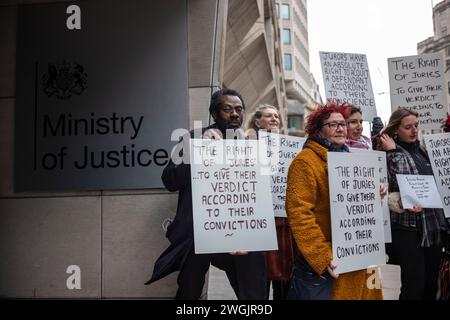 London, Großbritannien. Februar 2024. Verteidigen Sie unsere Geschworenen Protest, London, England, Großbritannien am Montag, den 5. Februar, werden sich 12 Menschen vor dem Justizministerium versammeln, um einen ungewöhnlichen Brief zu überbringen. Der von 300 Personen unterzeichnete Brief fordert, dass der neue Generalstaatsanwalt Robert Courts Abgeordnete, der über eine Erfolgsbilanz bei der Abstimmung gegen Klimaschutzmaßnahmen verfügt, die Unterzeichner strafrechtlich verfolgt, falls er Trudi Warner weiterhin strafrechtlich verfolgt. Quelle: Jeff Gilbert/Alamy Live News Stockfoto