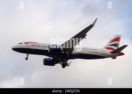 Hounslow, Großbritannien. Februar 2024. Ein British Airways Airbus landet in London Heathrow. The Independent hat berichtet, dass British Airways eine größere Umgestaltung seines Executive Club-Treueprogramms angekündigt hat, indem alle Kunden ab 2025 auf ein festes Mitgliedsjahr umgestellt wurden. Sie beseitigt eine der wichtigsten Komplexitäten des Programms, indem das Sammeljahr für Stufenpunkte, die den Status wie Gold, Silber oder Bronze bestimmen, in ein gemeinsames Kalenderjahr vom 1. April bis 31. März angepasst wird." Kredit: Maureen McLean/Alamy Stockfoto