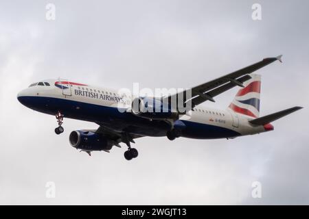 Hounslow, Großbritannien. Februar 2024. Ein British Airways Airbus landet in London Heathrow. The Independent hat berichtet, dass British Airways eine größere Umgestaltung seines Executive Club-Treueprogramms angekündigt hat, indem alle Kunden ab 2025 auf ein festes Mitgliedsjahr umgestellt wurden. Sie beseitigt eine der wichtigsten Komplexitäten des Programms, indem das Sammeljahr für Stufenpunkte, die den Status wie Gold, Silber oder Bronze bestimmen, in ein gemeinsames Kalenderjahr vom 1. April bis 31. März angepasst wird." Kredit: Maureen McLean/Alamy Stockfoto