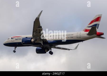 Hounslow, Großbritannien. Februar 2024. Ein British Airways Airbus landet in London Heathrow. The Independent hat berichtet, dass British Airways eine größere Umgestaltung seines Executive Club-Treueprogramms angekündigt hat, indem alle Kunden ab 2025 auf ein festes Mitgliedsjahr umgestellt wurden. Sie beseitigt eine der wichtigsten Komplexitäten des Programms, indem das Sammeljahr für Stufenpunkte, die den Status wie Gold, Silber oder Bronze bestimmen, in ein gemeinsames Kalenderjahr vom 1. April bis 31. März angepasst wird." Kredit: Maureen McLean/Alamy Stockfoto