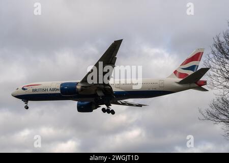 Hounslow, Großbritannien. Februar 2024. Eine British Airways Boeing 777 landete in London Heathrow. The Independent hat berichtet, dass British Airways eine größere Umgestaltung seines Executive Club-Treueprogramms angekündigt hat, indem alle Kunden ab 2025 auf ein festes Mitgliedsjahr umgestellt wurden. Sie beseitigt eine der wichtigsten Komplexitäten des Programms, indem das Sammeljahr für Stufenpunkte, die den Status wie Gold, Silber oder Bronze bestimmen, in ein gemeinsames Kalenderjahr vom 1. April bis 31. März angepasst wird." Kredit: Maureen McLean/Alamy Stockfoto