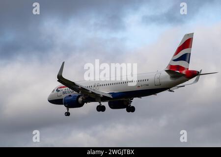 Hounslow, Großbritannien. Februar 2024. Ein British Airways Airbus landet in London Heathrow. The Independent hat berichtet, dass British Airways eine größere Umgestaltung seines Executive Club-Treueprogramms angekündigt hat, indem alle Kunden ab 2025 auf ein festes Mitgliedsjahr umgestellt wurden. Sie beseitigt eine der wichtigsten Komplexitäten des Programms, indem das Sammeljahr für Stufenpunkte, die den Status wie Gold, Silber oder Bronze bestimmen, in ein gemeinsames Kalenderjahr vom 1. April bis 31. März angepasst wird." Kredit: Maureen McLean/Alamy Stockfoto