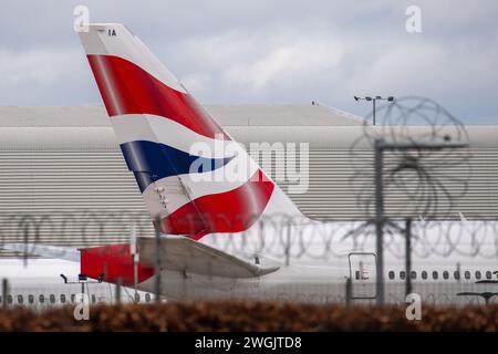 Hounslow, Großbritannien. Februar 2024. British Airways Flugzeug vor einem Flugzeughalter in London Heathrow. The Independent hat berichtet, dass British Airways eine größere Umgestaltung seines Executive Club-Treueprogramms angekündigt hat, indem alle Kunden ab 2025 auf ein festes Mitgliedsjahr umgestellt wurden. Sie beseitigt eine der wichtigsten Komplexitäten des Programms, indem das Sammeljahr für Stufenpunkte, die den Status wie Gold, Silber oder Bronze bestimmen, in ein gemeinsames Kalenderjahr vom 1. April bis 31. März angepasst wird." Kredit: Maureen McLean/Alamy Stockfoto