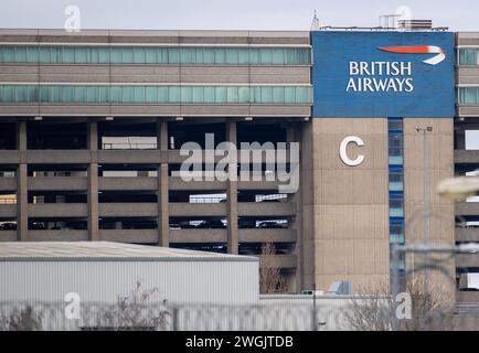 Hounslow, Großbritannien. Februar 2024. Ein Flugzeughalter von British Airways in London Heathrow. The Independent hat berichtet, dass British Airways eine größere Umgestaltung seines Executive Club-Treueprogramms angekündigt hat, indem alle Kunden ab 2025 auf ein festes Mitgliedsjahr umgestellt wurden. Sie beseitigt eine der wichtigsten Komplexitäten des Programms, indem das Sammeljahr für Stufenpunkte, die den Status wie Gold, Silber oder Bronze bestimmen, in ein gemeinsames Kalenderjahr vom 1. April bis 31. März angepasst wird." Kredit: Maureen McLean/Alamy Stockfoto