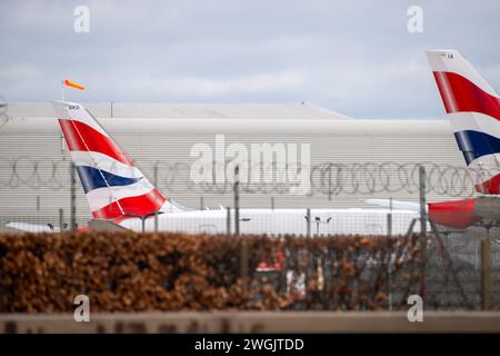 Hounslow, Großbritannien. Februar 2024. British Airways Flugzeug vor einem Flugzeughalter in London Heathrow. The Independent hat berichtet, dass British Airways eine größere Umgestaltung seines Executive Club-Treueprogramms angekündigt hat, indem alle Kunden ab 2025 auf ein festes Mitgliedsjahr umgestellt wurden. Sie beseitigt eine der wichtigsten Komplexitäten des Programms, indem das Sammeljahr für Stufenpunkte, die den Status wie Gold, Silber oder Bronze bestimmen, in ein gemeinsames Kalenderjahr vom 1. April bis 31. März angepasst wird." Kredit: Maureen McLean/Alamy Stockfoto