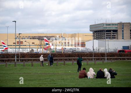 Hounslow, Großbritannien. Februar 2024. British Airways Flugzeug vor einem Flugzeughalter in London Heathrow. The Independent hat berichtet, dass British Airways eine größere Umgestaltung seines Executive Club-Treueprogramms angekündigt hat, indem alle Kunden ab 2025 auf ein festes Mitgliedsjahr umgestellt wurden. Sie beseitigt eine der wichtigsten Komplexitäten des Programms, indem das Sammeljahr für Stufenpunkte, die den Status wie Gold, Silber oder Bronze bestimmen, in ein gemeinsames Kalenderjahr vom 1. April bis 31. März angepasst wird." Kredit: Maureen McLean/Alamy Stockfoto