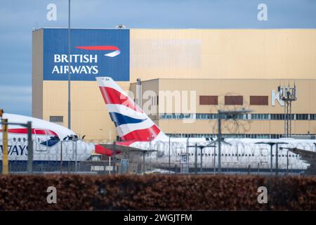 Hounslow, Großbritannien. Februar 2024. British Airways Flugzeug vor einem Flugzeughalter in London Heathrow. The Independent hat berichtet, dass British Airways eine größere Umgestaltung seines Executive Club-Treueprogramms angekündigt hat, indem alle Kunden ab 2025 auf ein festes Mitgliedsjahr umgestellt wurden. Sie beseitigt eine der wichtigsten Komplexitäten des Programms, indem das Sammeljahr für Stufenpunkte, die den Status wie Gold, Silber oder Bronze bestimmen, in ein gemeinsames Kalenderjahr vom 1. April bis 31. März angepasst wird." Kredit: Maureen McLean/Alamy Stockfoto