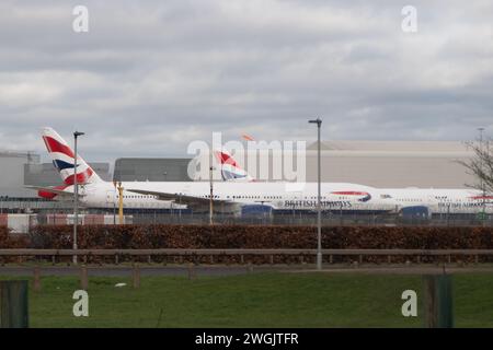 Hounslow, Großbritannien. Februar 2024. British Airways Flugzeug vor einem Flugzeughalter in London Heathrow. The Independent hat berichtet, dass British Airways eine größere Umgestaltung seines Executive Club-Treueprogramms angekündigt hat, indem alle Kunden ab 2025 auf ein festes Mitgliedsjahr umgestellt wurden. Sie beseitigt eine der wichtigsten Komplexitäten des Programms, indem das Sammeljahr für Stufenpunkte, die den Status wie Gold, Silber oder Bronze bestimmen, in ein gemeinsames Kalenderjahr vom 1. April bis 31. März angepasst wird." Kredit: Maureen McLean/Alamy Stockfoto