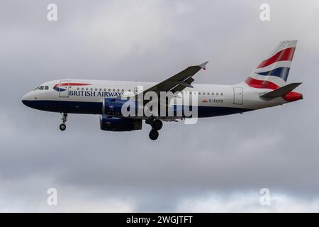 Hounslow, Großbritannien. Februar 2024. Ein British Airways Airbus A319-131 landet in London Heathrow. The Independent hat berichtet, dass British Airways eine größere Umgestaltung seines Executive Club-Treueprogramms angekündigt hat, indem alle Kunden ab 2025 auf ein festes Mitgliedsjahr umgestellt wurden. Sie beseitigt eine der wichtigsten Komplexitäten des Programms, indem das Sammeljahr für Stufenpunkte, die den Status wie Gold, Silber oder Bronze bestimmen, in ein gemeinsames Kalenderjahr vom 1. April bis 31. März angepasst wird." Kredit: Maureen McLean/Alamy Stockfoto