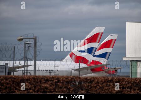 Hounslow, Großbritannien. Februar 2024. British Airways Flugzeug vor einem Flugzeughalter in London Heathrow. The Independent hat berichtet, dass British Airways eine größere Umgestaltung seines Executive Club-Treueprogramms angekündigt hat, indem alle Kunden ab 2025 auf ein festes Mitgliedsjahr umgestellt wurden. Sie beseitigt eine der wichtigsten Komplexitäten des Programms, indem das Sammeljahr für Stufenpunkte, die den Status wie Gold, Silber oder Bronze bestimmen, in ein gemeinsames Kalenderjahr vom 1. April bis 31. März angepasst wird." Kredit: Maureen McLean/Alamy Stockfoto