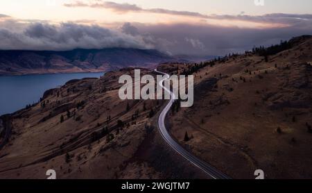 Highway in Valley bei dramatischem Sonnenaufgang. Kamloops, BC, Kanada. Stockfoto